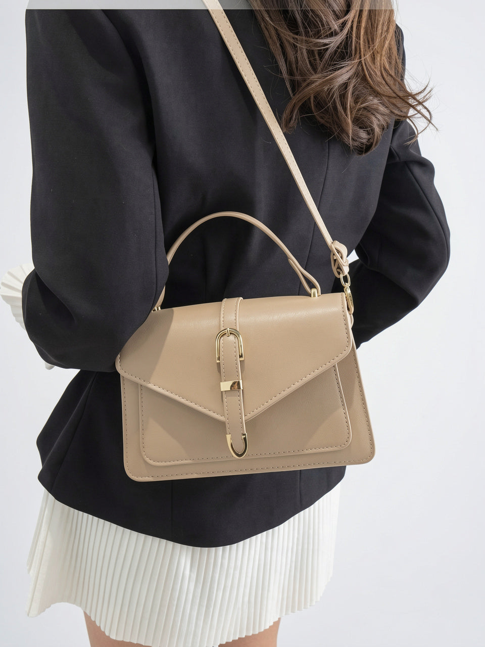 Flora — Petit sac à main à bandoulière à rabat aux finitions dorées - 11