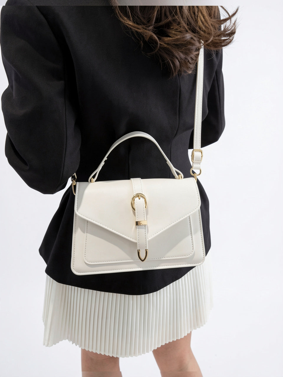 Flora — Petit sac à main à bandoulière à rabat aux finitions dorées - 17