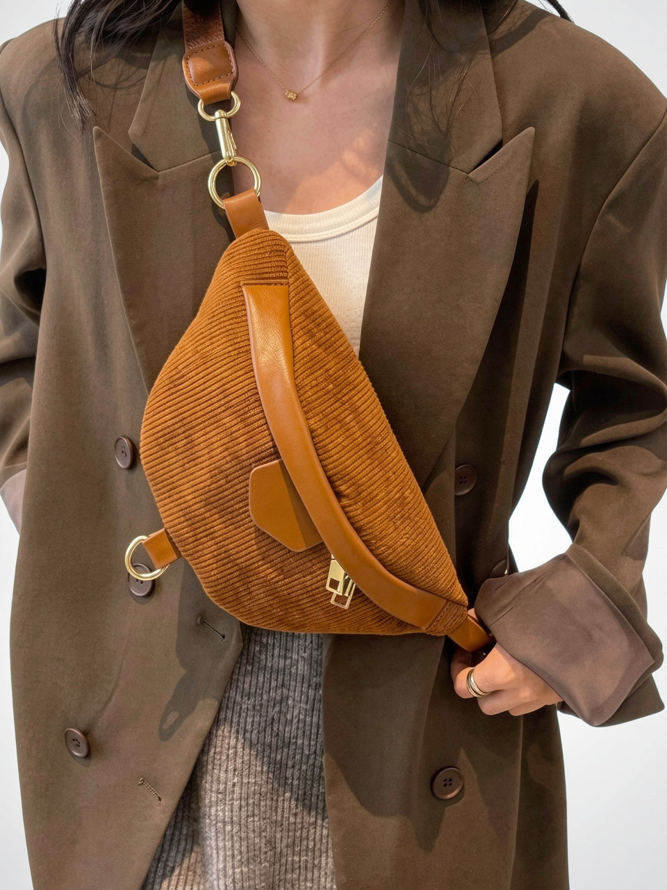 Léandra — Sac banane chic à bandoulière en velours côtelé - 6