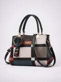 Odette — Sac à main à bandoulière avec son charms pompon - Noir