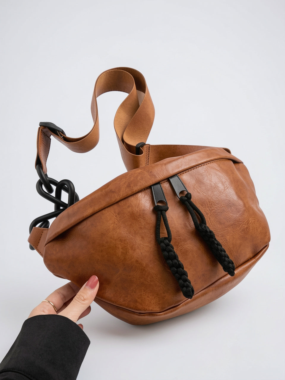 Zénobie — Grand sac banane en cuir - Marron clair