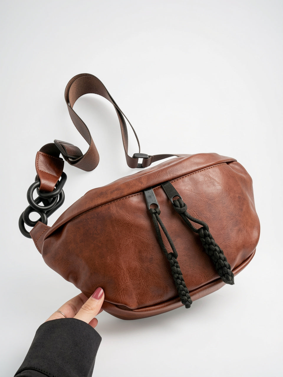 Zénobie — Grand sac banane en cuir - Marron foncé